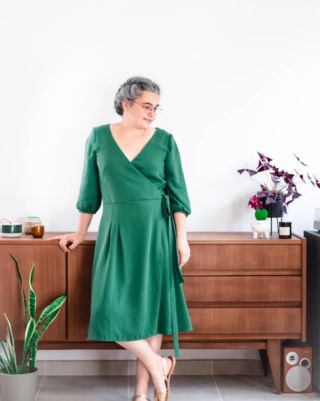 • Capsule été 5/5 •
je devais me coudre cette robe pour le baptême de ma filleule... en juillet dernier... Je l'ai finalement cousue il y deux semaines... 
On va dire que j'ai ma robe pour les fêtes de fin d'année du coup !
.
Tissu : tencel frog @metermeterdk
Joli patron Tamara @maisonfauve
.
Coupé en taille 42
.
#robetamara #tamarapattern #maisonfauve #sewsewsew #metermeter #mindthemaker #hellopanache #tissuaddict #tencel #coutureaddict #sewingaddict #jecoudsmagarderobe #cousumain #diycouture