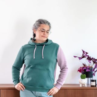 • Rainbow •
Quand Blandine @iam_patterns m'a proposé de coudre un des patrons de la nouvelle co, j'ai tout de suite choisi le sweat #iamrainbow.
Il tombait à pic, car je voulais coudre un sweat color block pour cet hiver.
Pour ce premier Rainbow, j'ai choisi la version poche kangourou à capuche croisée, mais j'ai déjà hâte de faire une des versions zippées.
.
A la base je partais sur un sweat vert-navy, mais un passage chez Leroy Merlin m'a fait changé d'avis 🙃 
J'ai donc choisi du... Lila, du LI.LA... une nuance de mauve... si on m'avait dit ça un jour... mais je dois dire que j'aime beaucoup ! 
.
J'ai poussé le vice en réalisant moi-même le lacet car je n'en ai pas trouvé un qui matchait bien avec l'ensemble!
.
Merci Blandine et Marie-emilienne pour cette aventure :-)
.
Tissu sweat @metermeterdk
Coupé en taille 40
Aucune modification
.
#patronoffert #iampatterns #patronindependant #independantpattern #colorblock #sewingismysuperpower #passioncouture #jecoudsdoncjesuis #faitparmesdixdoigts #memade #isewmyclothes #jecouds #isew #couturetheraphie #hellopanache