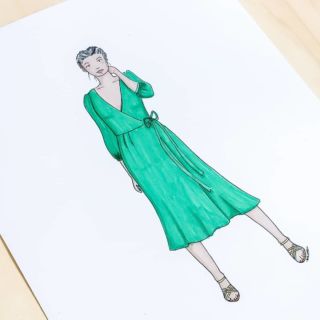 • Retour sur Tamara •
Je profite de ce post pour vous montrer ma version illustrée de ma  robe Tamara et pour vous parlez des petites modifications que je lui ai apportée:
🌿Coupé en taille 42
🌿 Pas d'ouverture sur les manches:  j'ai crée un petit pli plat à la place, au niveau de la tête de manche
🌿 Réduction des manches de  2,5 cm pour avoir un effet manche 3/4
🌿 Réduction des bracelets de manches de moitié
 🌿Rajout d'un passant classique sur le côté opposé de l'ouverture d'où sort la ceinture, pour que celle-ci reste bien en place
🌿 Moins 10 cm sur le bas de la jupe
.
Et pour l'anecdote : j'ai du recommander du tissu car un des devants n'était pas bien coupé dans le droit fil... 😵 La loose... 
.
Pour voir la robe portée, je vous laisse aller voir sur le feed ☺️ Bon mercredi !
.
.
#jecouds #tamarapattern #robetamara #maisonfauve #dessindestyle
#tencel #sewist #dessindemode #jedessinelamode #packrebeccameurin #cousumain #detailcouture #diycouture #coutureaddict #hellopanache #diy