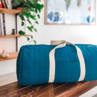 • Polochon •
Matelassage maison, passepoil maison... coudre cet accessoire m'a bien changé de mes habitudes et fait tester de nouvelles choses.
C'était plaisant mais j'avoue que je préfère de loin coudre des vêtements ! 
.
Côté tissu, on est sur un coton épais vert forêt ( impossible à rendre la vraie couleur en photo !!) et une sorte de bachette très fine pour la doublure.
.
Patron Polochon @mapetitemercerie
.
Bonne semaine !
.
#sacpolochon #mapetitemercerie
#coudre #accessoires #faitmains #homemande #sewityourself #jecouds #vivelacouture #sewingismysuperpower #couturetheraphie #hellopanache  #diysewing #diycouture